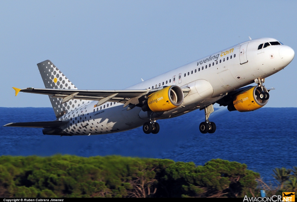 EC-IZD - Airbus A320-214 - Vueling