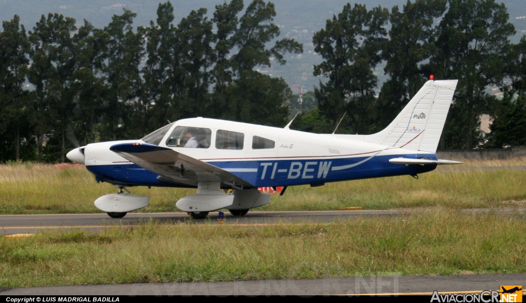 TI-BEW - Piper PA-28-181 Archer II - CPEA - Escuela de Aviación
