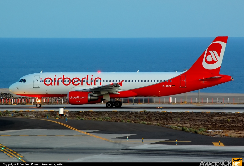 D-ABKF - Boeing 737-86J - Air Berlin