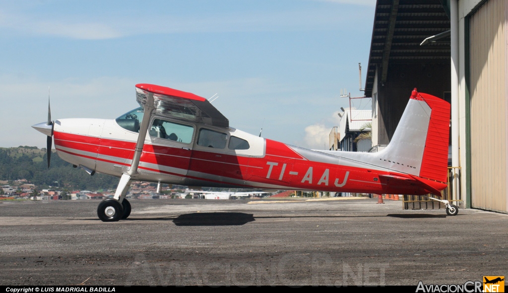 TI-AAJ - Cessna 180 Skywagon - Privado