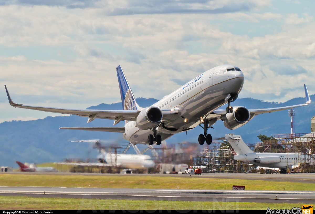 N12221 - Boeing 737-824 - United Airlines