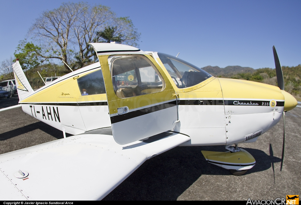 TI-AHN - Piper PA-28-235 Cherokee B - Privado