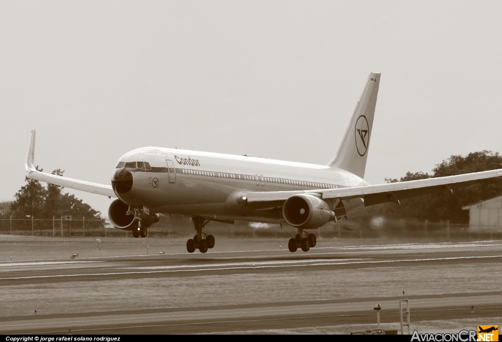 D-ABUM - Boeing 767-31B(ER) - Condor