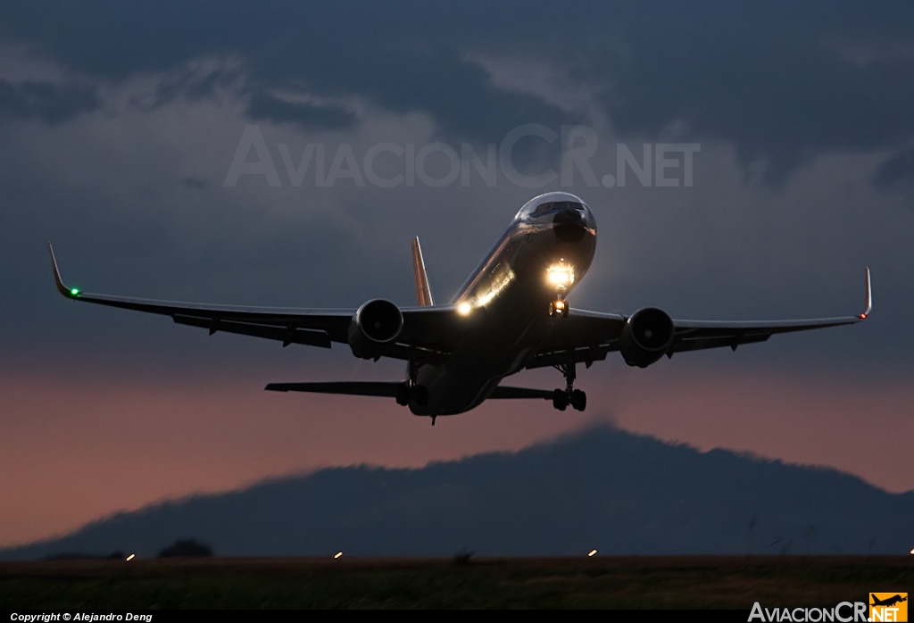 D-ABUM - Boeing 767-31B(ER) - Condor