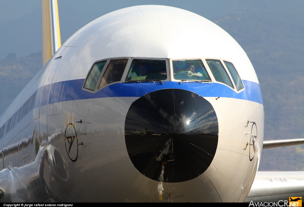 D-ABUM - Boeing 767-31B(ER) - Condor