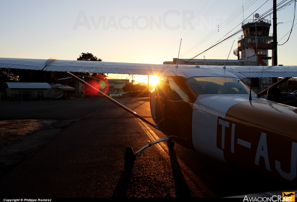 TI-AJC - Cessna 182J Skylane - Privado