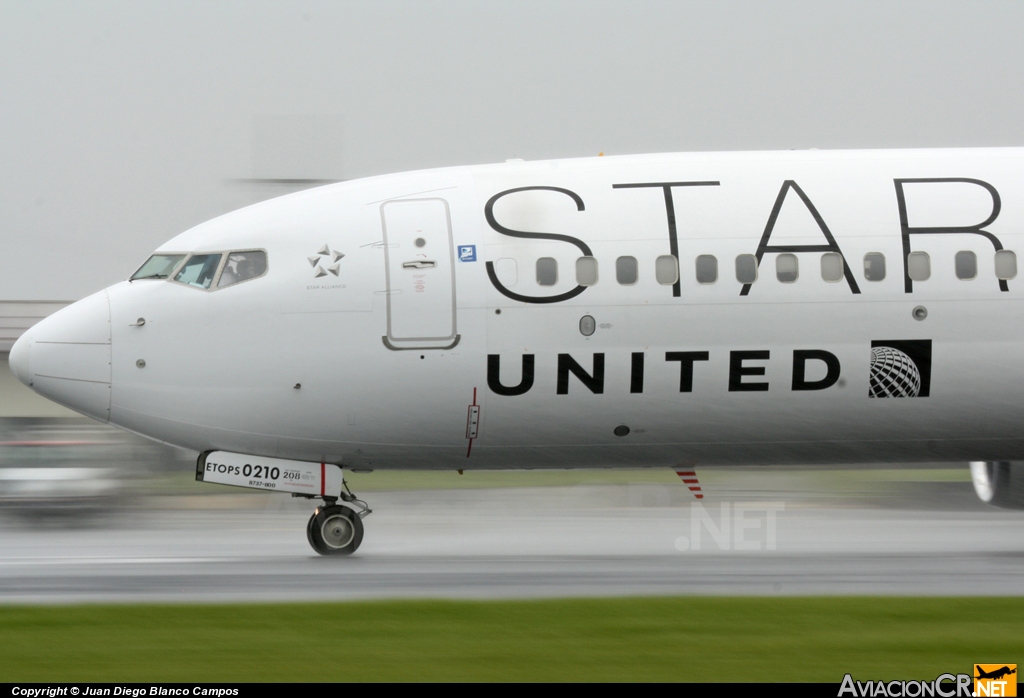 N26210 - Boeing 737-824 - United (Continental Airlines)