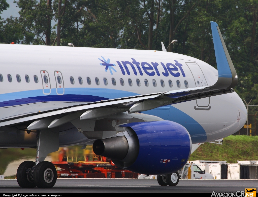 XA-IUA - Airbus A320-214 - Interjet