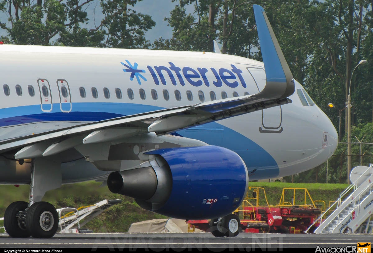 XA-IUA - Airbus A320-214 - Interjet