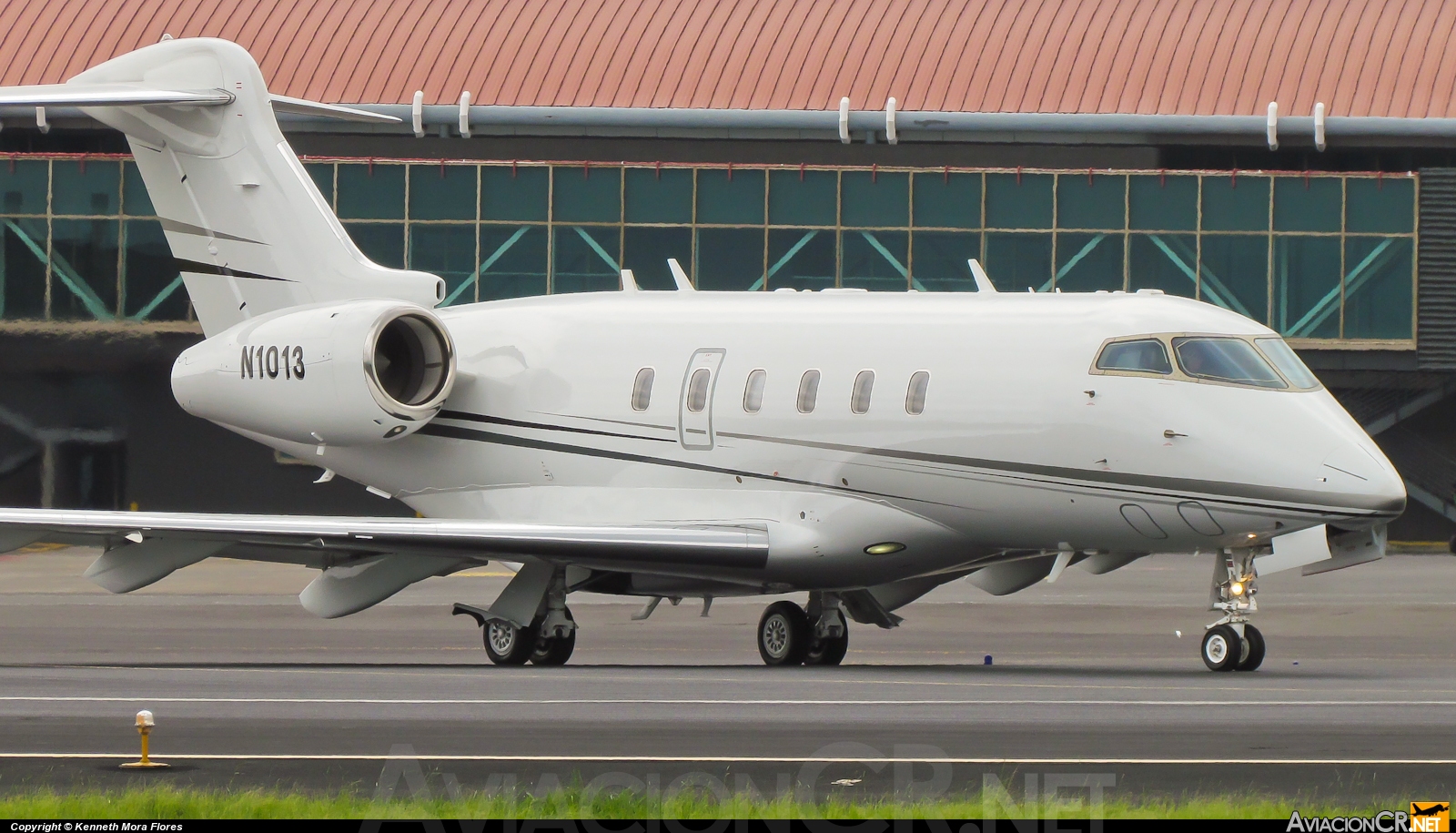 N1013 - Bombardier BD-100-1A10 Challenger 300 - Privado