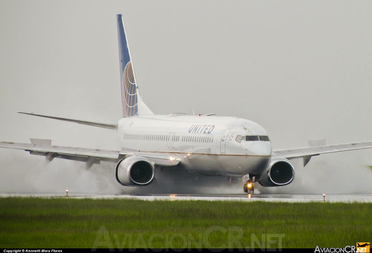 N37290 - Boeing 737-884 - United Airlines