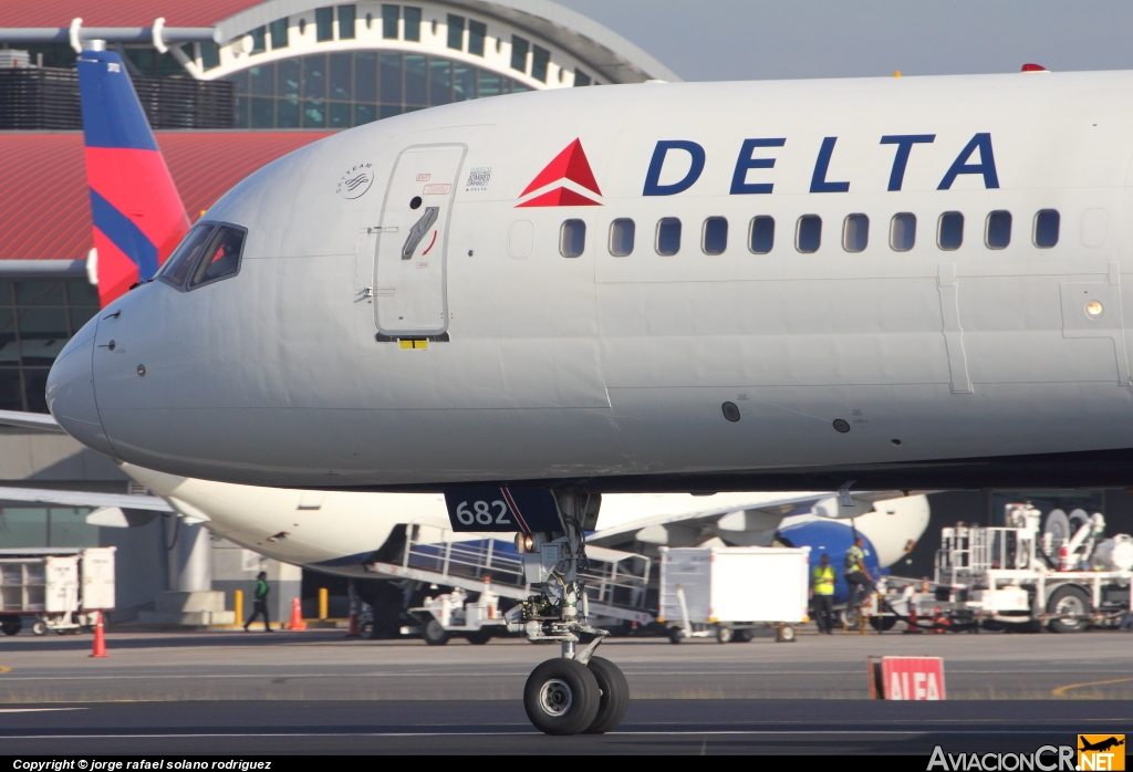 N682DA - Boeing 757-232 - Delta Airlines