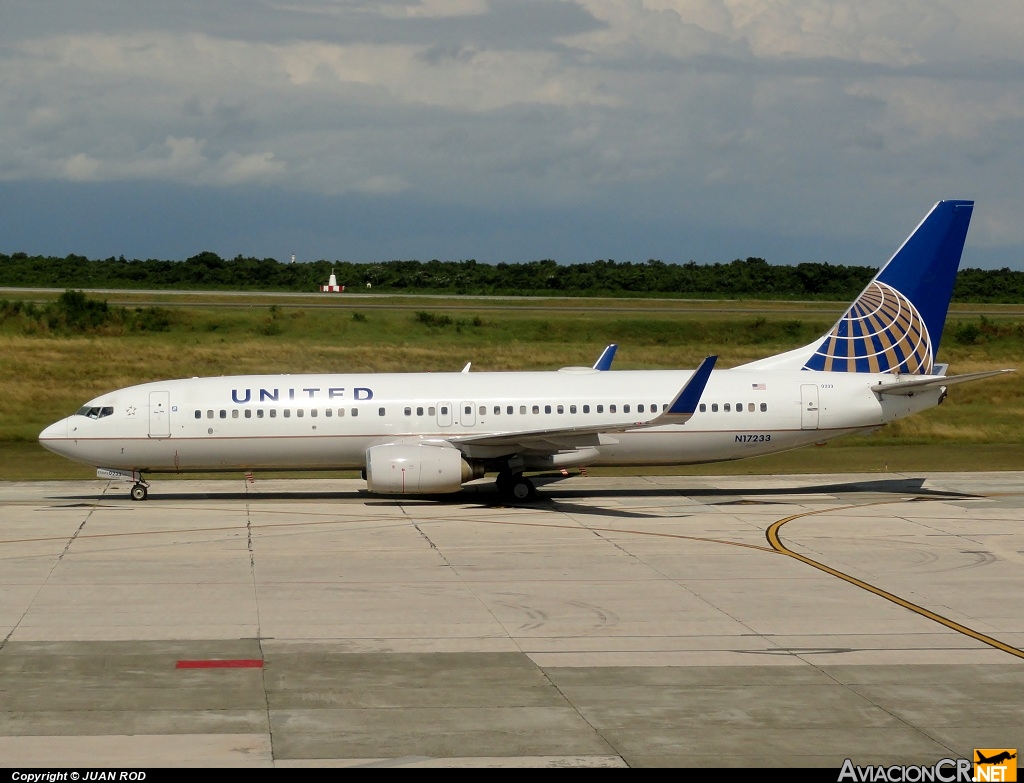 N17233 - Boeing 737-800 - United Airlines
