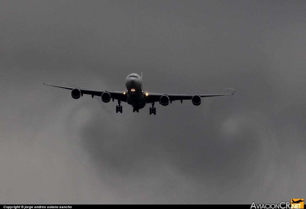 EC-IZY - Airbus A340-642 - Iberia