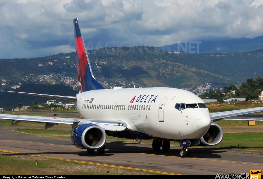 N310DE - Boeing 737-732 - Delta Airlines