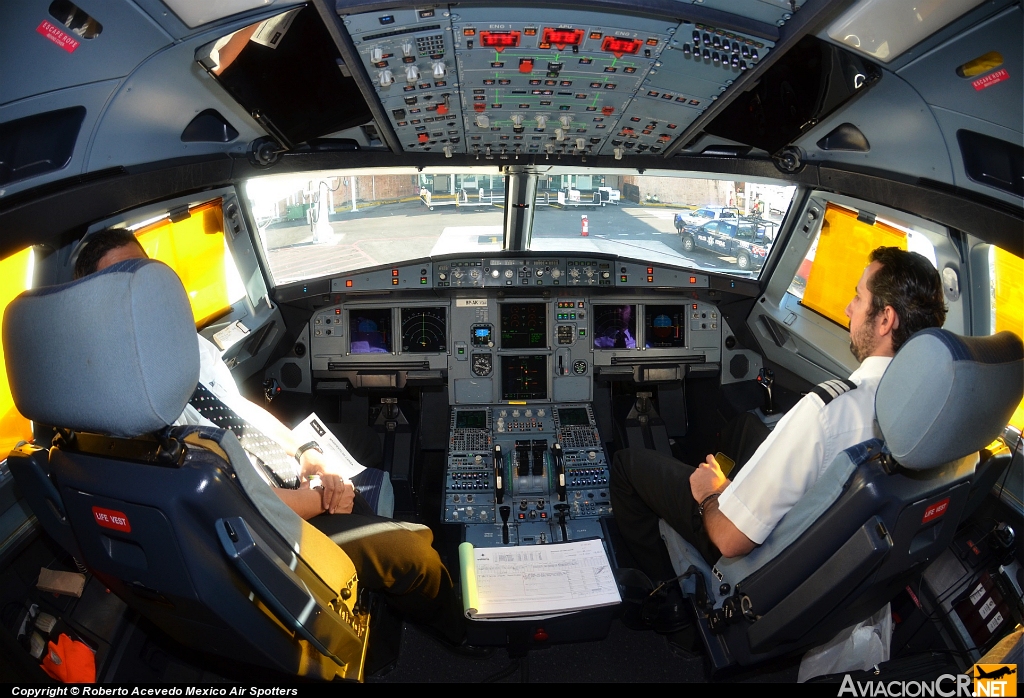 XA-VOW - Airbus A320-232 - Volaris