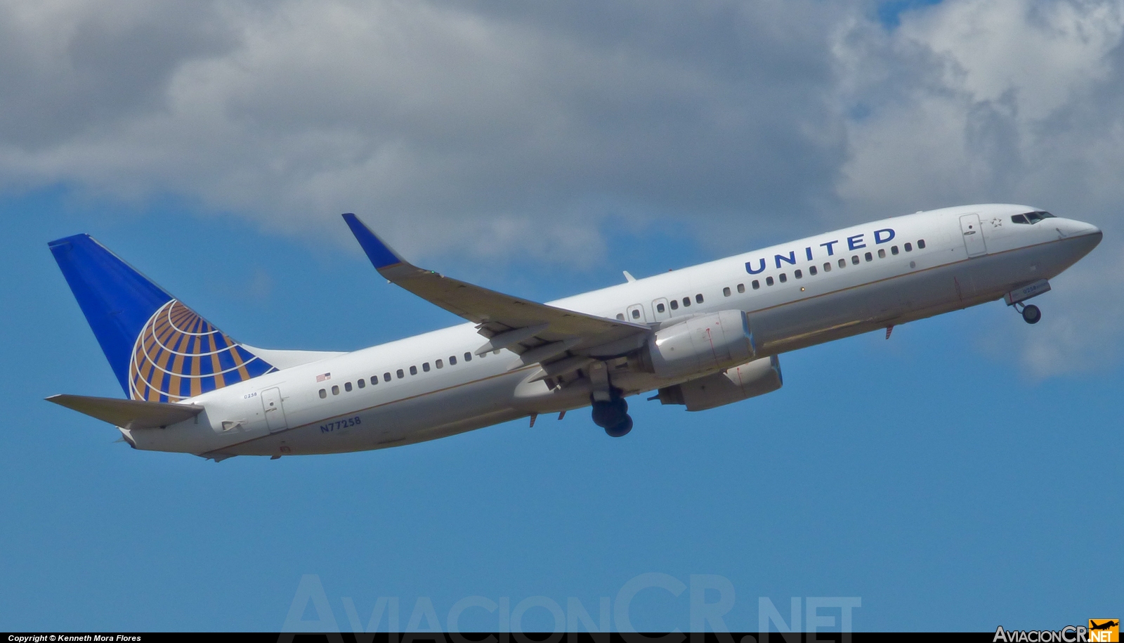 N77258 - Boeing 737-824 - United Airlines