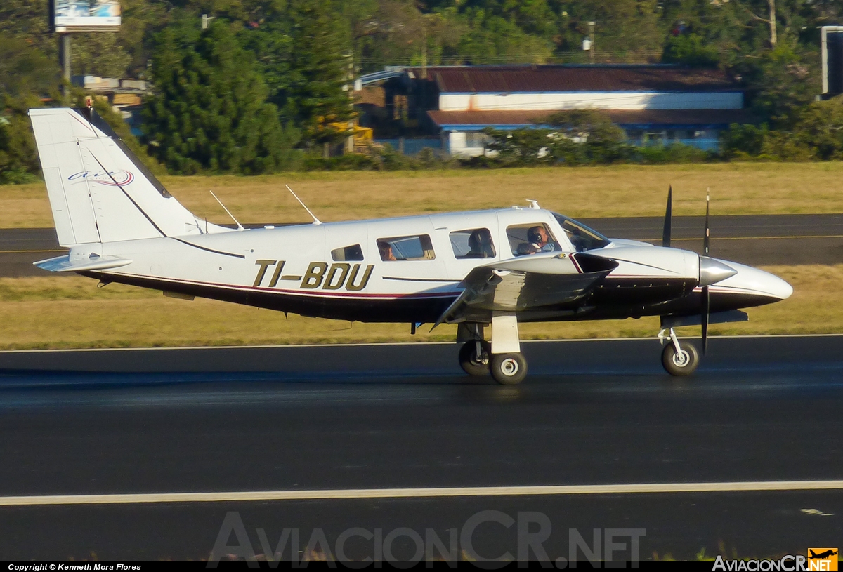 TI-BDU - Piper PA-34-200T Seneca - Privado