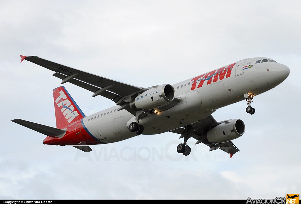 PR-MAK - Airbus A320-232 - TAM