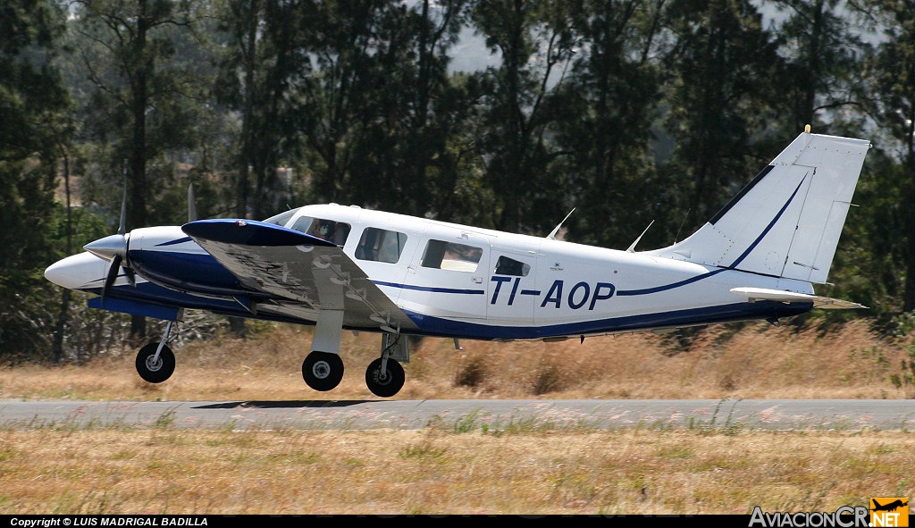 TI-AOP - Piper PA-34-200T Seneca II - Privado