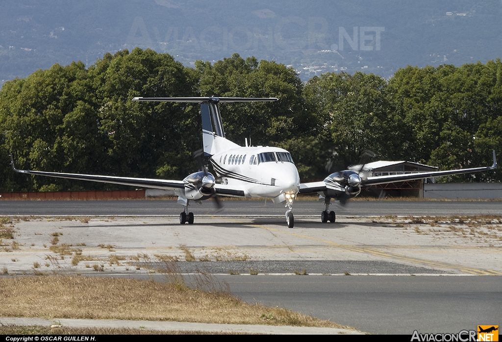 TG-LOP - Beechcraft Super King Air B200 - Privado