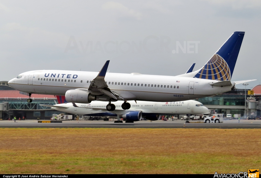 N24211 - Boeing 737-800 - United Airlines
