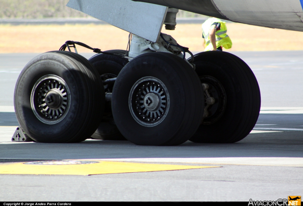 D-ABUB - Boeing 767-330(ER) - Condor
