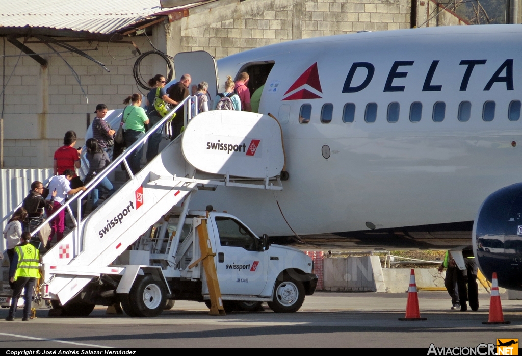 N3733Z - Boeing 737-832 - Delta Air Lines
