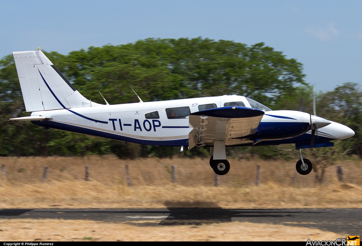 TI-AOP - Piper PA-34-200T Seneca II - Privado