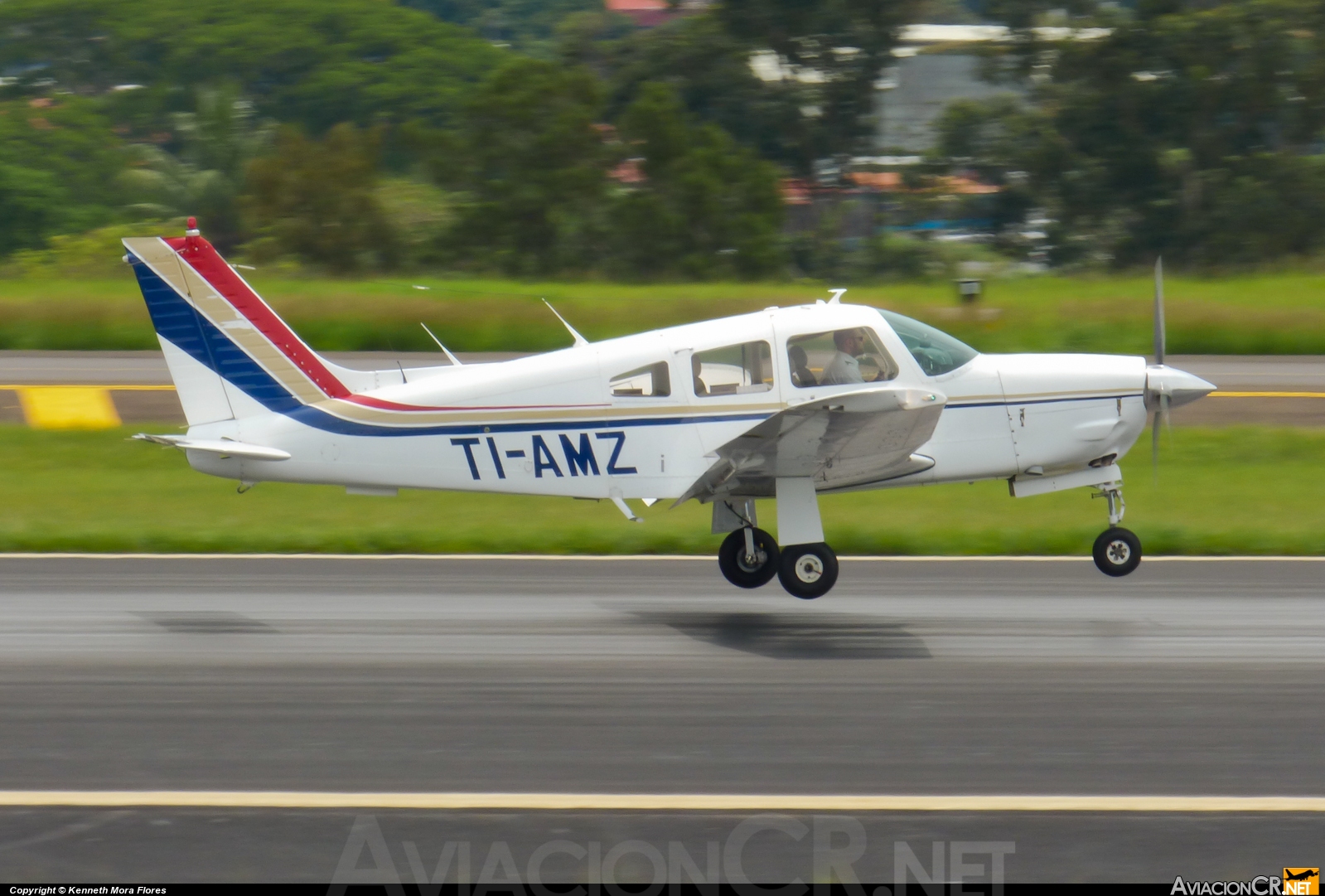 TI-AMZ - Piper PA-28R-200 Arrow - Privado