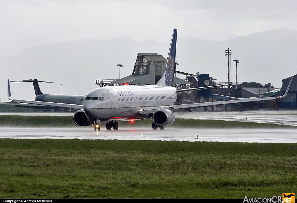 N76526 - Boeing 737-824 - United Airlines