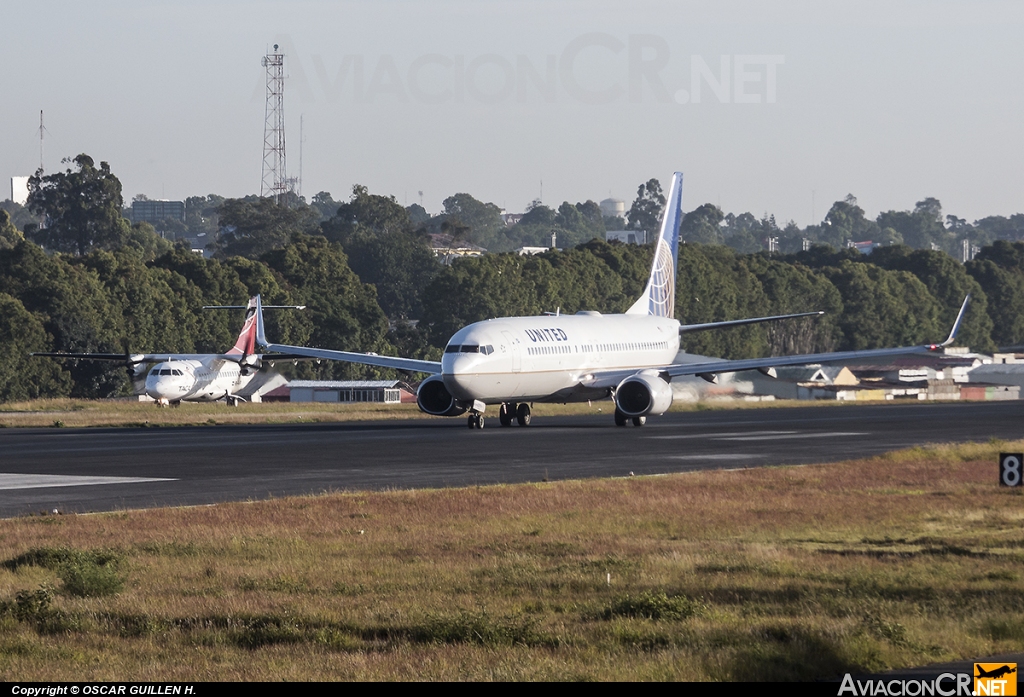 N77295 - Boeing 737-800 - United Airlines