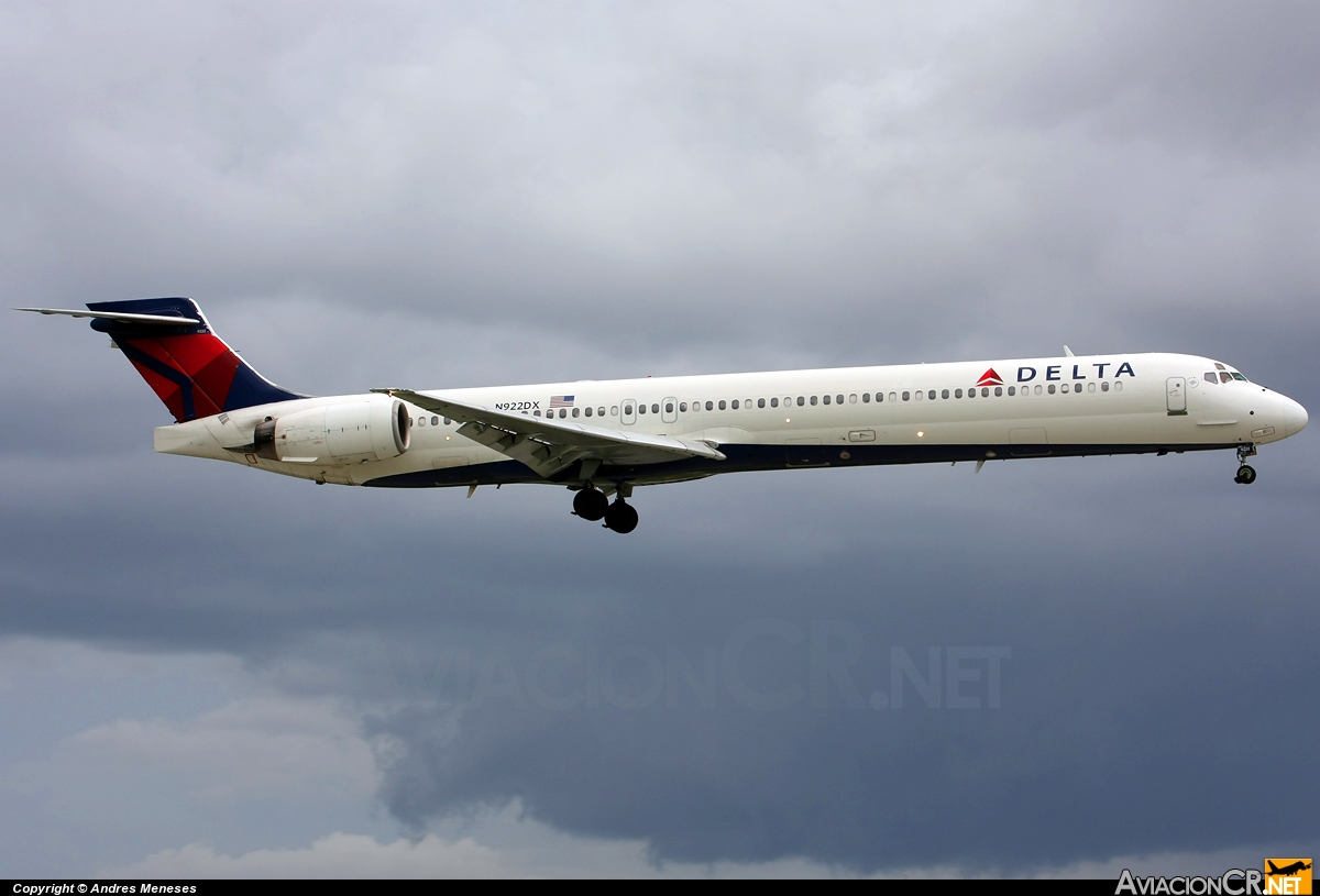 N922DX - McDonnell Douglas MD-90-30 - Delta Airlines