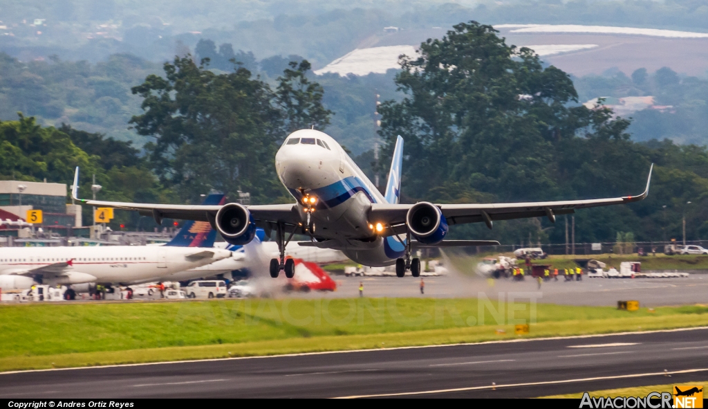 XA-IUA - Airbus A320-214 - Interjet