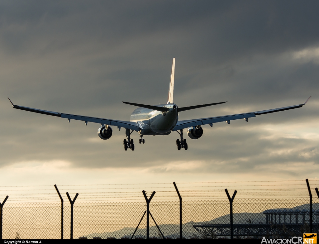 TC-JNT - Airbus A330-303 - Turkish Airlines