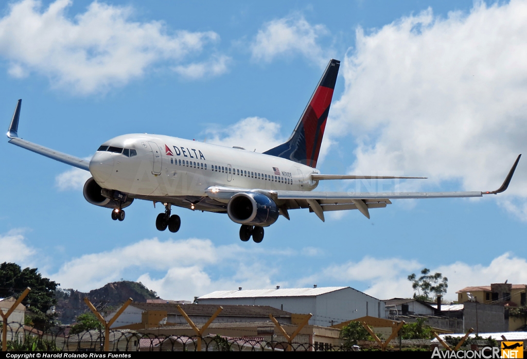 N310DE - Boeing 737-732 - Delta Airlines