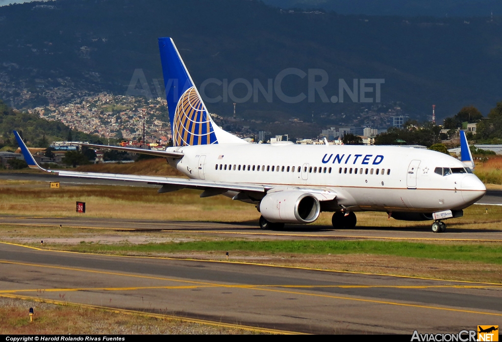 N16713 - Boeing 737-724 - United Airlines