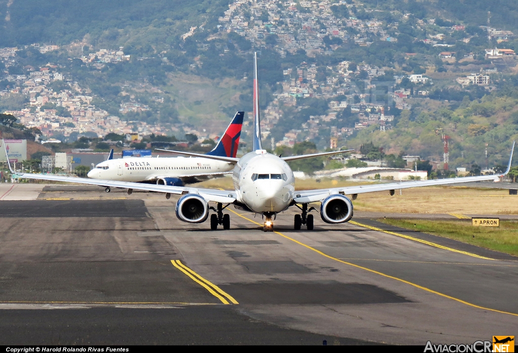 N308DE - Boeing 737-732 - Delta Air Lines