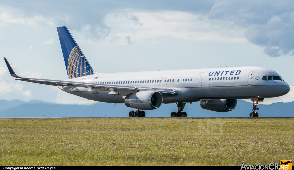 N34137 - Boeing 757-224 - United Airlines