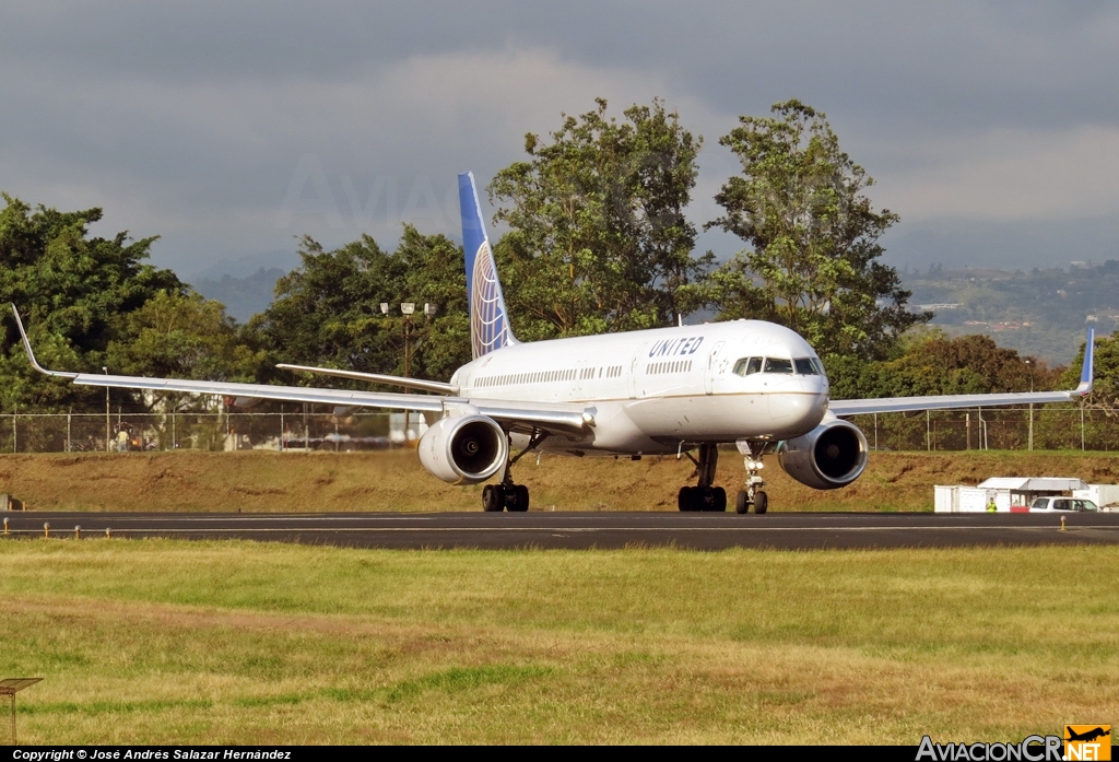 N19130 - Boeing 757-232 - United Airlines