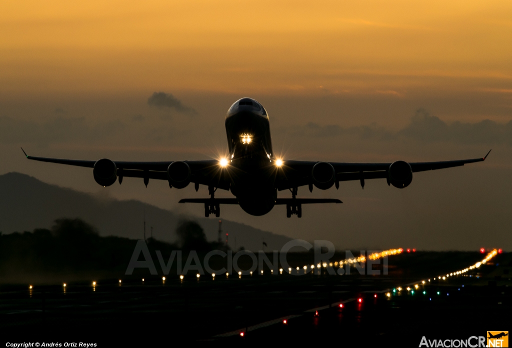 EC-JBA - Airbus A340-642 - Iberia