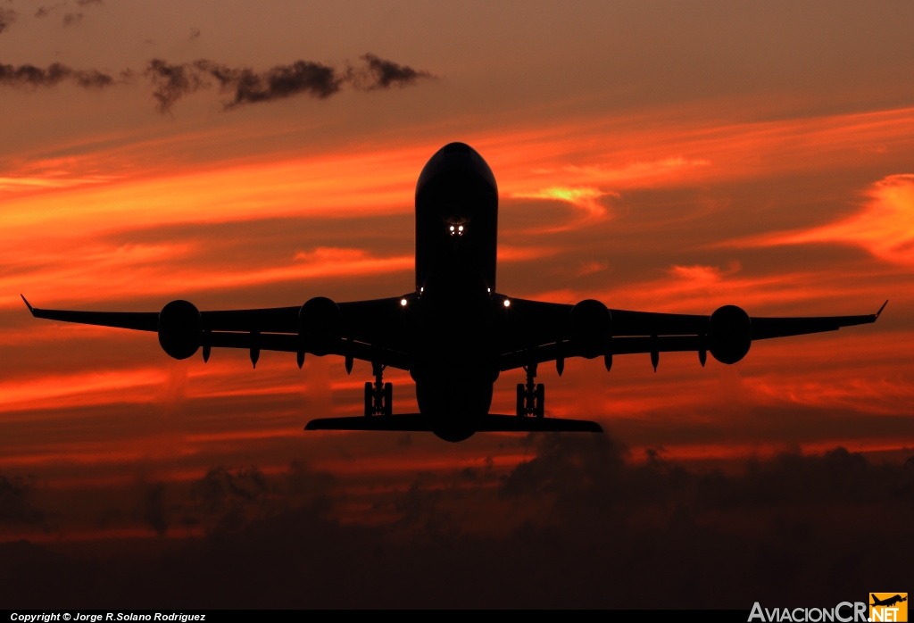 EC-IZX - Airbus A340-642 - Iberia