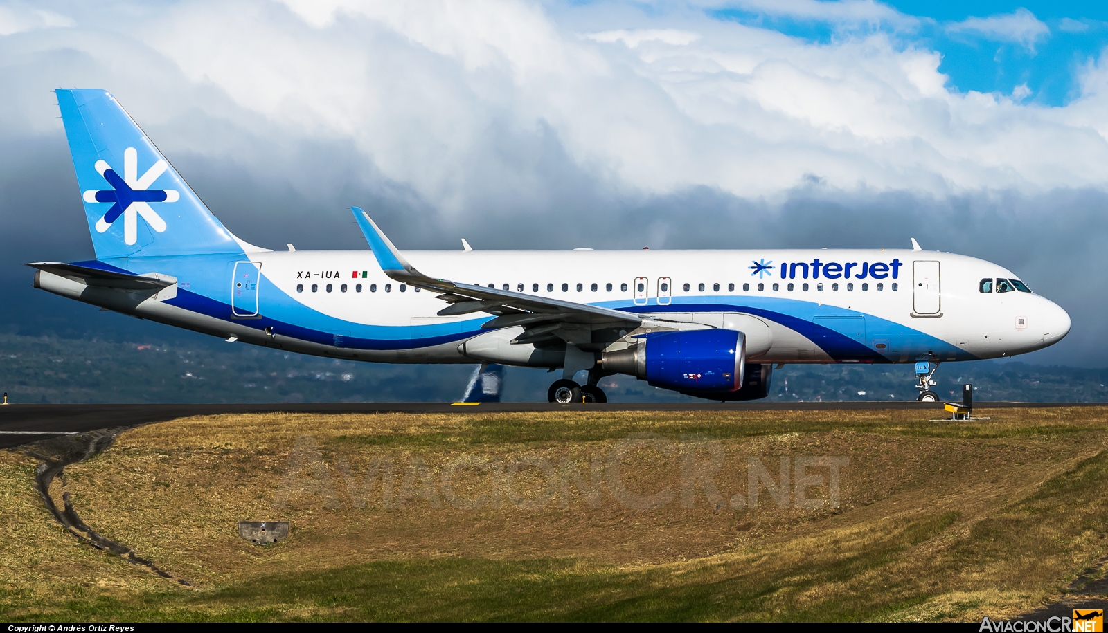 XA-IUA - Airbus A320-214 - Interjet