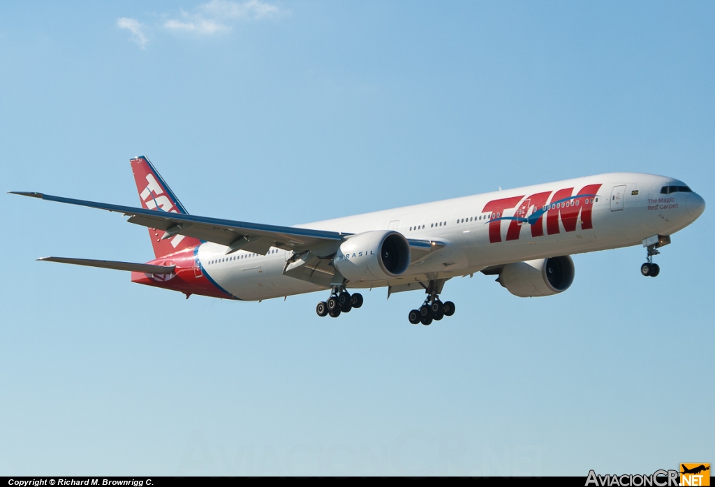 PT-MUJ - Boeing 777-328/ER - TAM