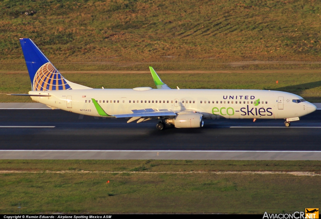 N75432 - Boeing 737-924 - United Airlines