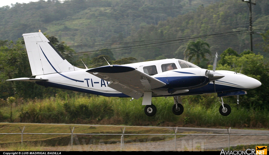 TI-AOP - Piper PA-34-200T Seneca II - Privado