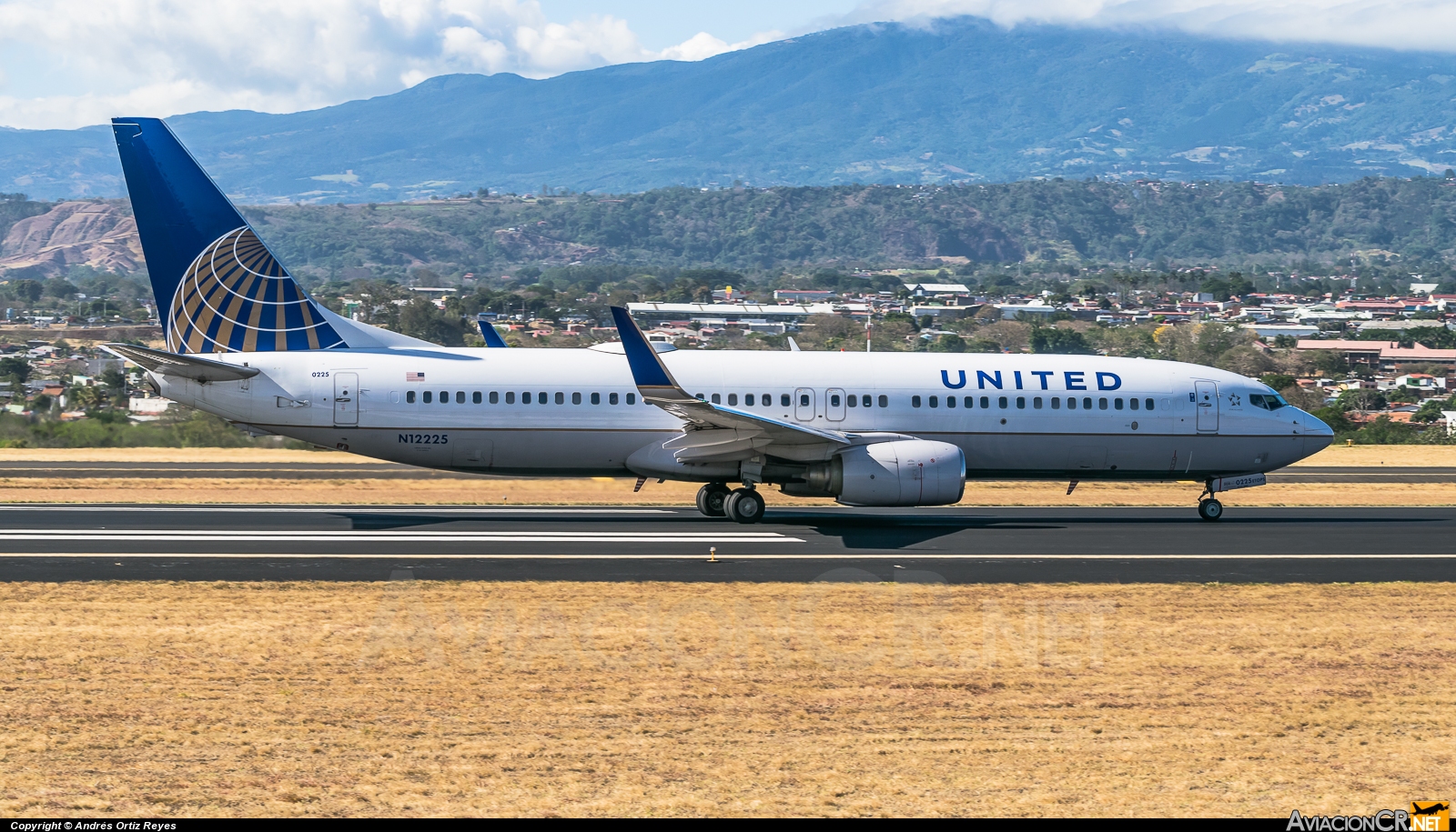 N12225 - Boeing 737-824 - UNITED