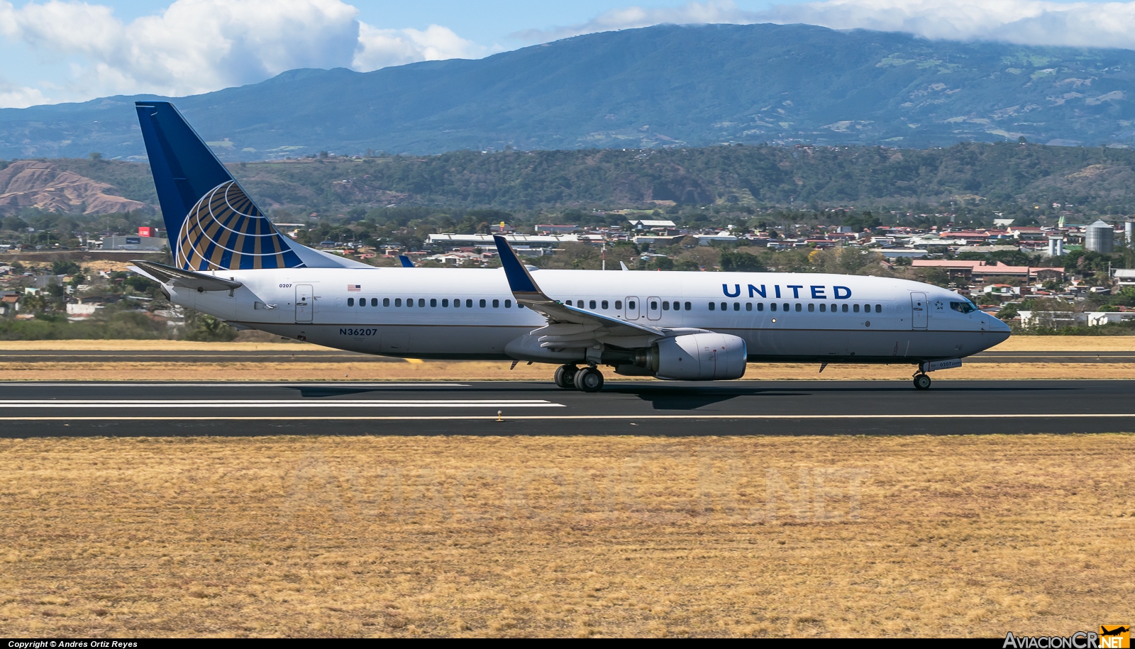 N36207 - Boeing 737-824 - -UNITED