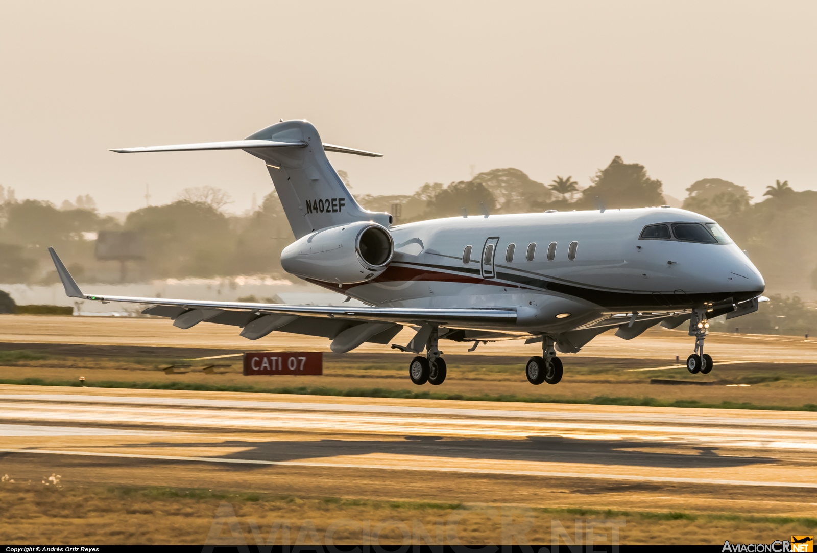 N402EF - Bombardier BD-100-1A10 Challenger 300 - Privado