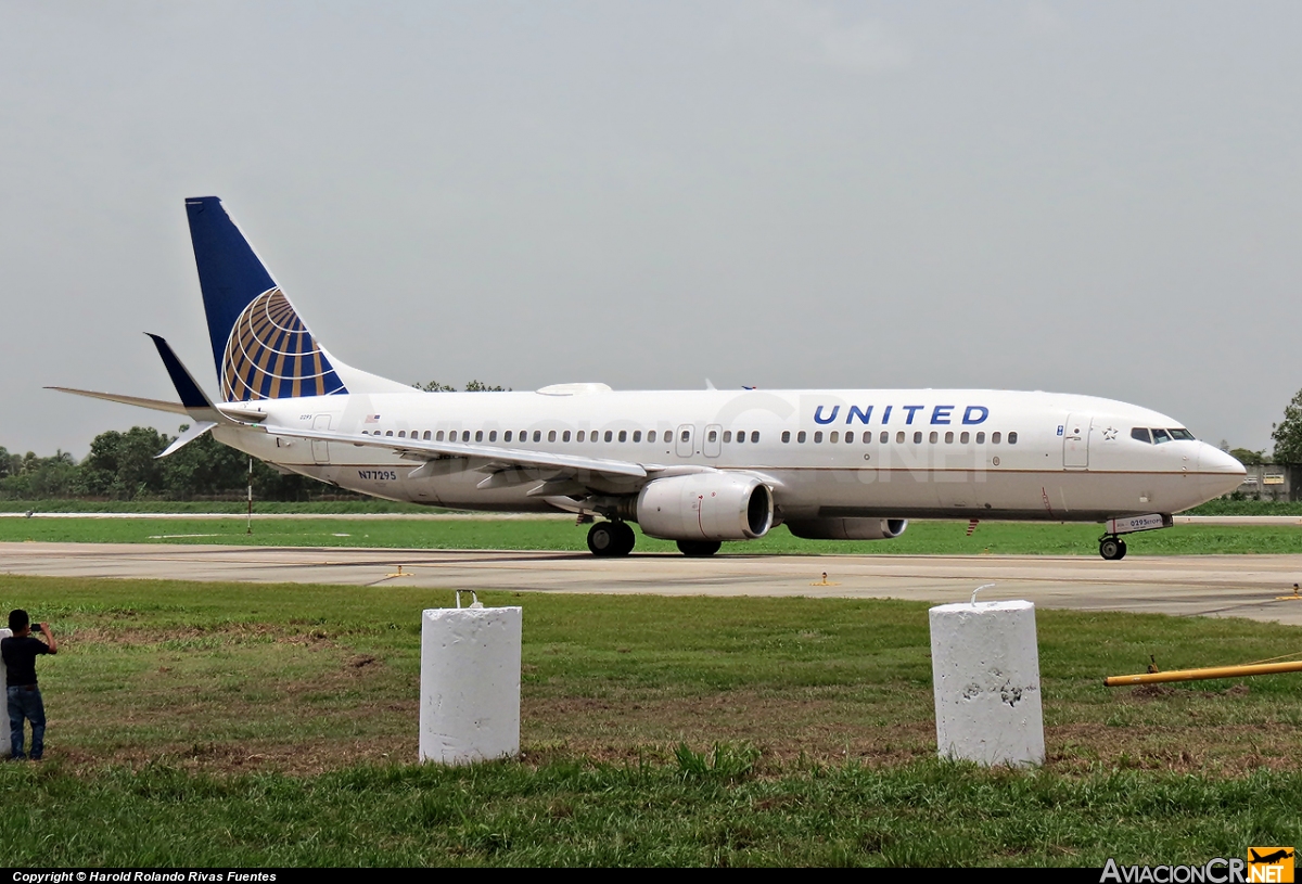 N77295 - Boeing 737-824 - United Airlines